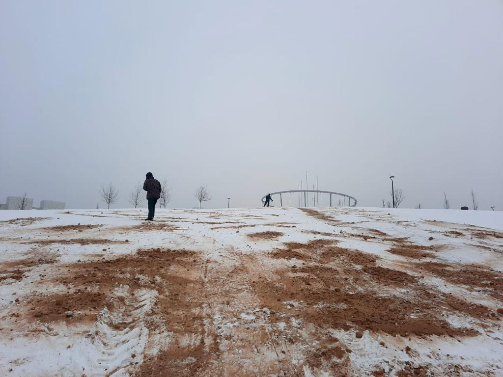 Каток ходынское поле. Парк Ходынское поле зима. Парк Ходынское поле зимой. Горка на Ходынском поле. Парк Ходынское поле горки.