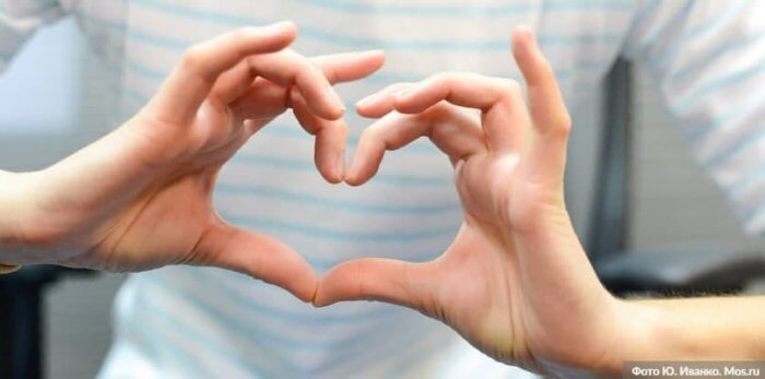 В центрах московского долголетия собирают вязаные вещи для бойцов