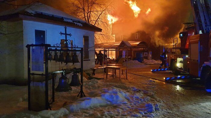 Ликвидация пожара на территории храма Иоанна . Кронштадтского. Фото: Агентство "Москва"