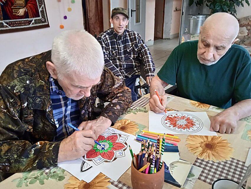Пожилым людям из интернатов нужны материалы для рисования и вязания