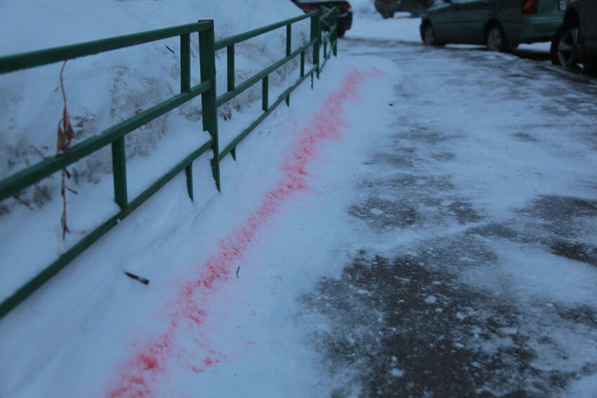 В районах САО заметили подозрительный цветной снег