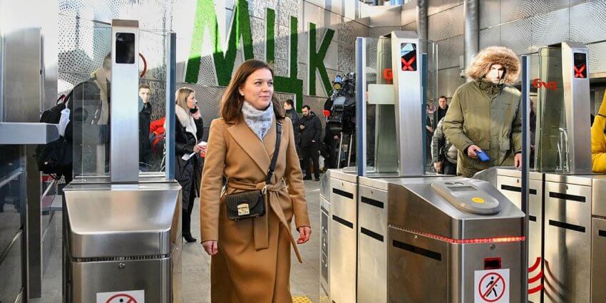 Собянин: Банковской картой можно оплатить проезд на всех турникетах в метро и МЦК
