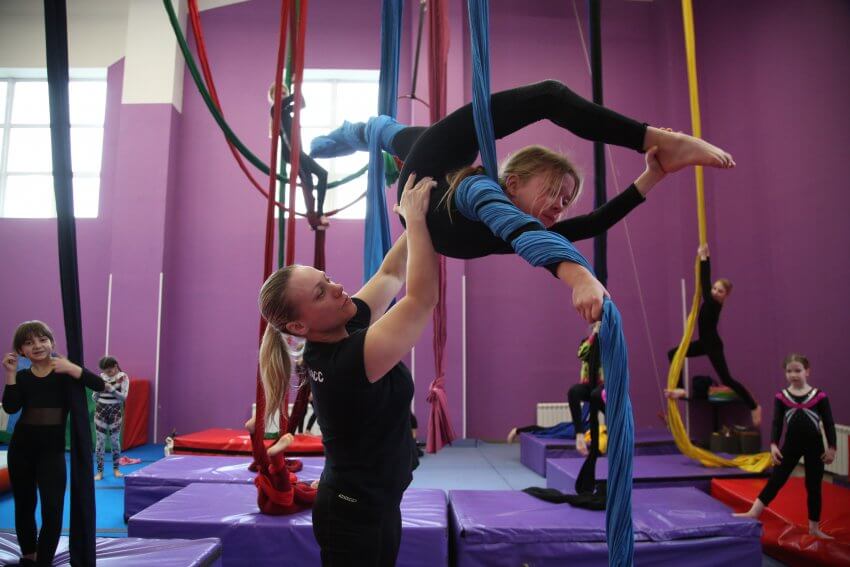 Тренер из района Сокол развеяла мифы о воздушной гимнастике