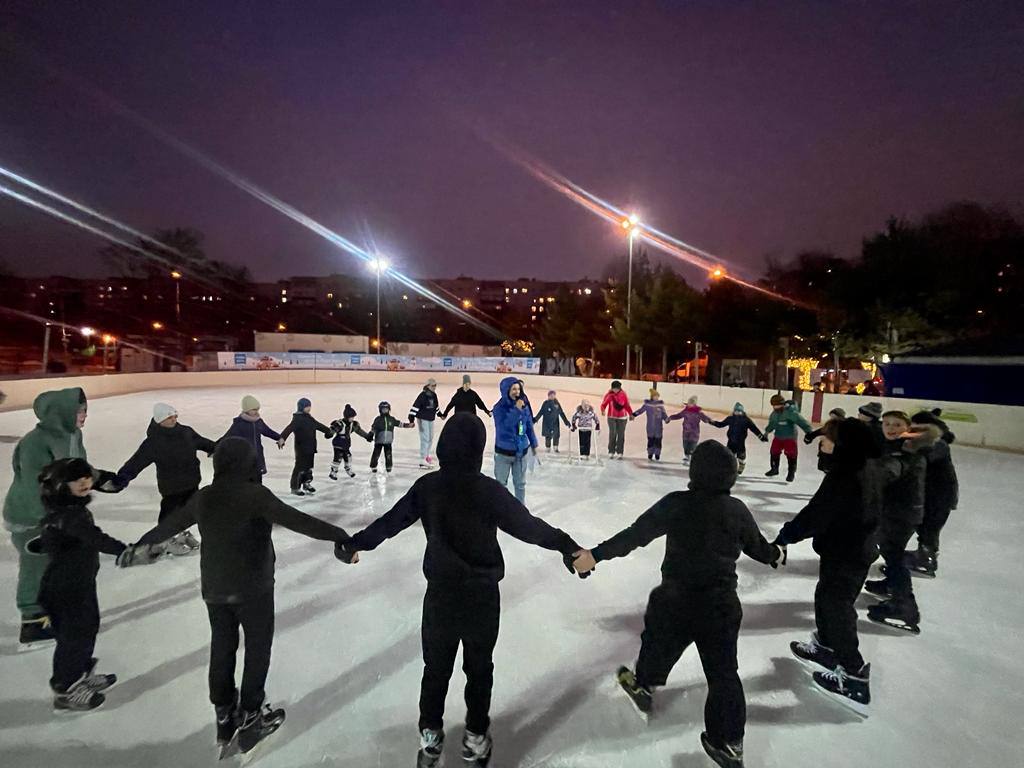 Масленица на ангарских прудах. Каток в Лианозовском парке. Каток Ангарские пруды. Парк Ангарские каток Ангарские пруды график. Фотосессия на катке.