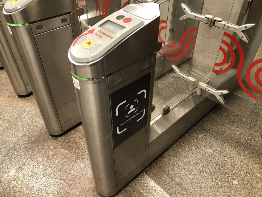 Дополнительные турникеты с оплатой биометрией появились на девяти станциях метро в САО