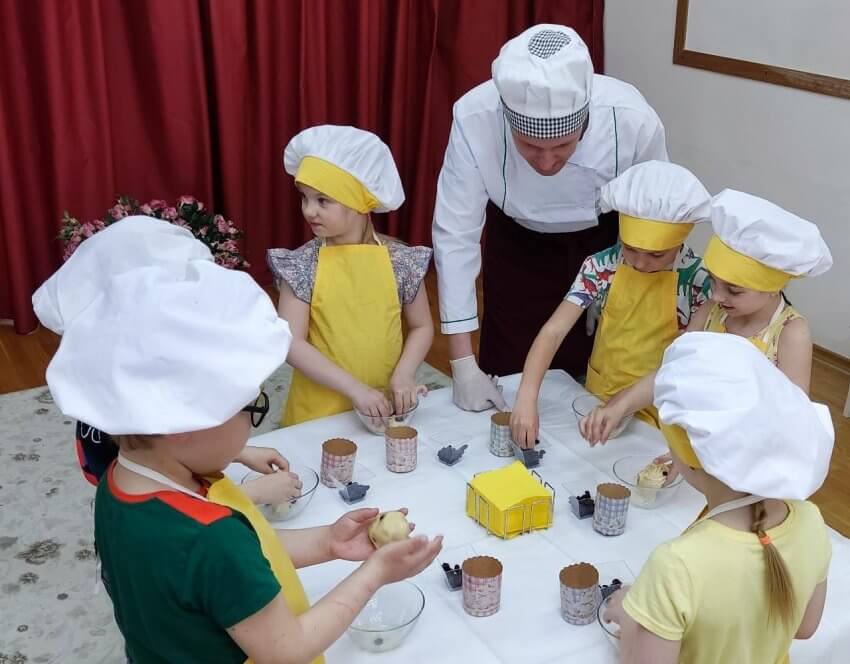 Малышей из детского сада шеф-повара комбината питания научили печь куличи