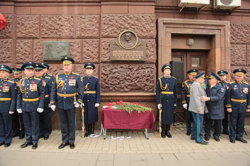 На Соколе установили мемориальную доску в честь генерал-лейтенанта Василия Глазунова