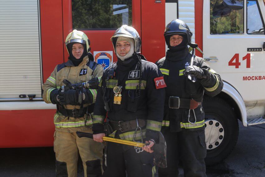 Пожарные округа спасли семью из огня в Коптеве