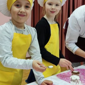 Юные шеф-повара научились печь кексы