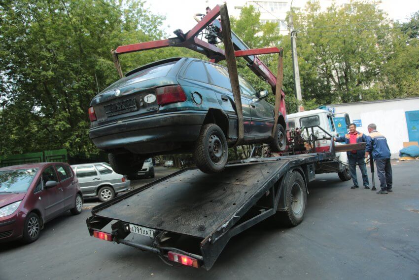 Брошенные авто из САО увозят на Машкинское шоссе