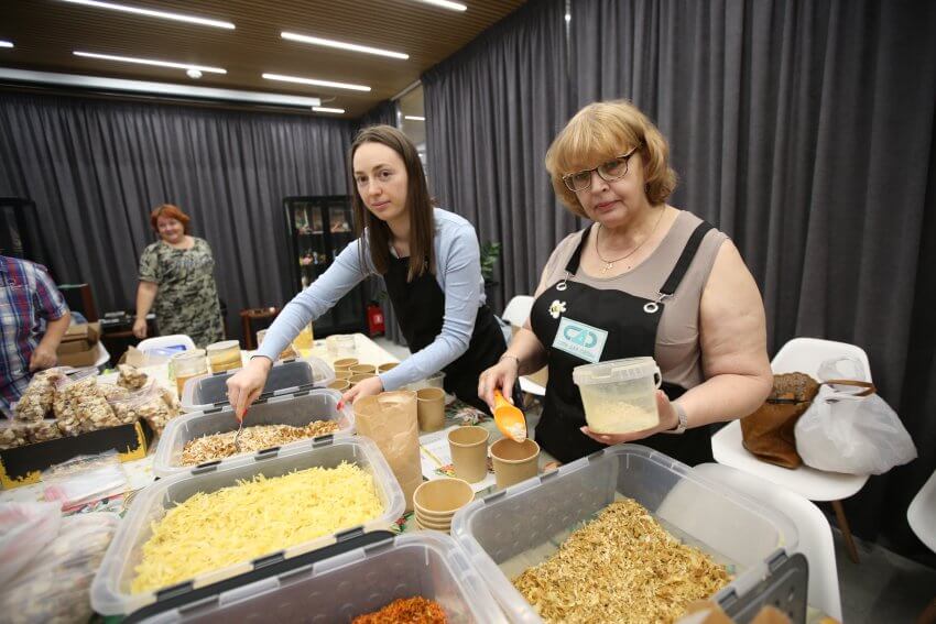 Волонтёры в Коптеве готовят сухие супы и отправляют их на фронт