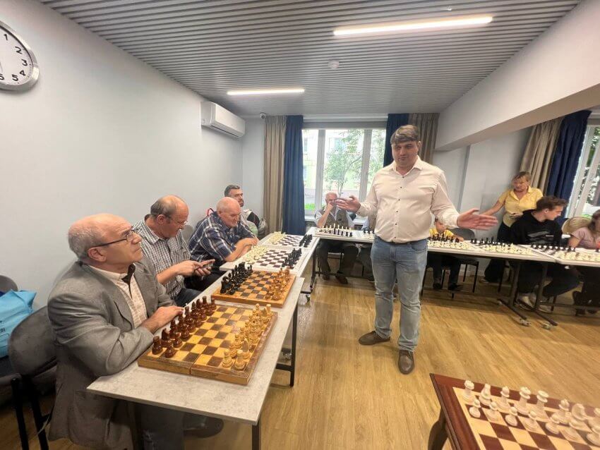 Гроссмейстер Павел Понкратов сразился в Войковском с лучшими шахматистами округа