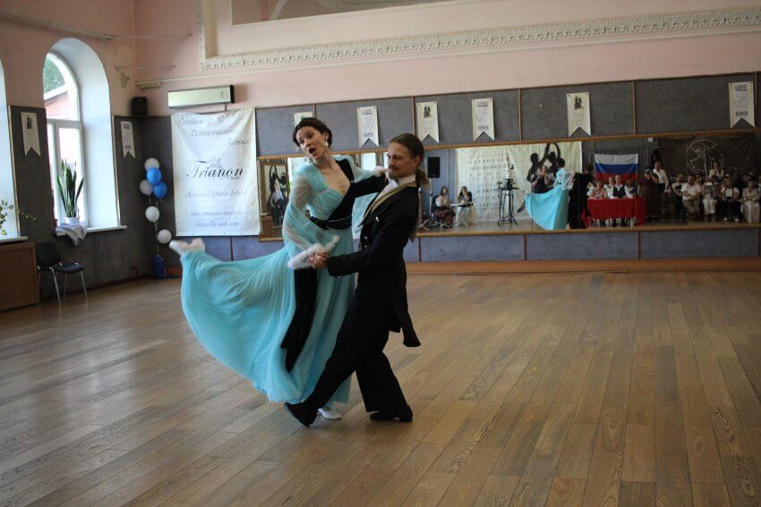 Сотрудник школы из Коптева победил в чемпионате по историческим танцам