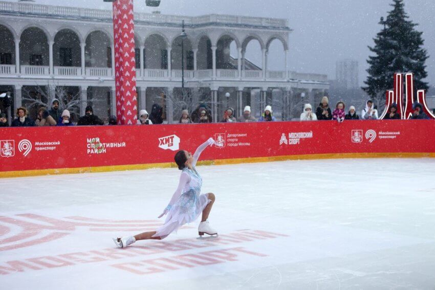 Олимпийская чемпионка Анна Щербакова открыла каток на Северном речном