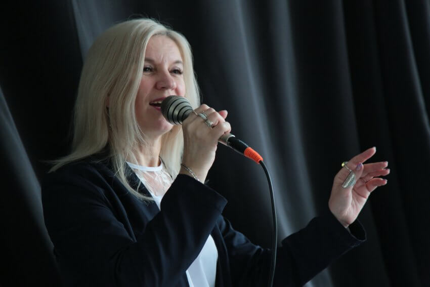 Учительница из Ховрина победила в городском песенном конкурсе
