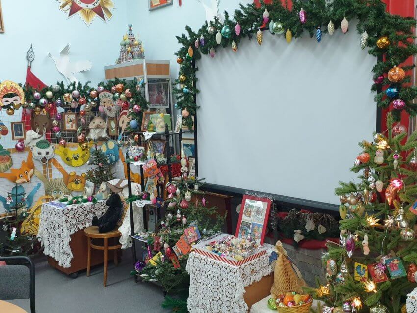 В коптевской школе открылась выставка ёлочных игрушек
