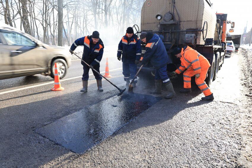 Как зимой в округе ремонтируют дороги