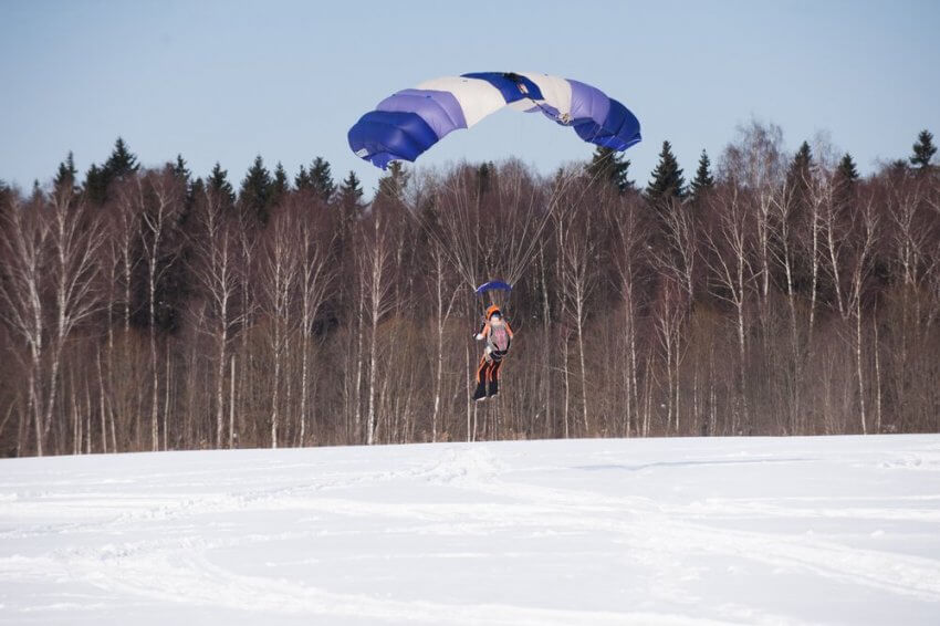 Кадеты из Молжаниновского прыгнули с парашютами