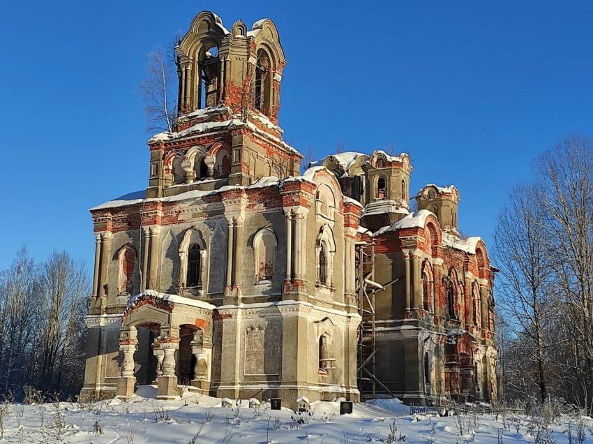 Священник из Ховрина восстанавливает старинную церковь в Тверской области