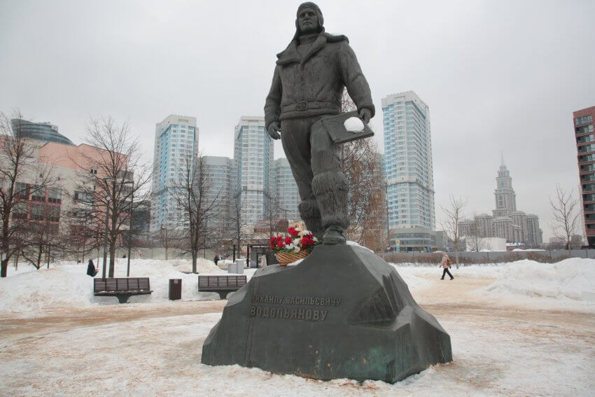 Памятник Михаилу Водопьянову напоминает нам о легендарных событиях