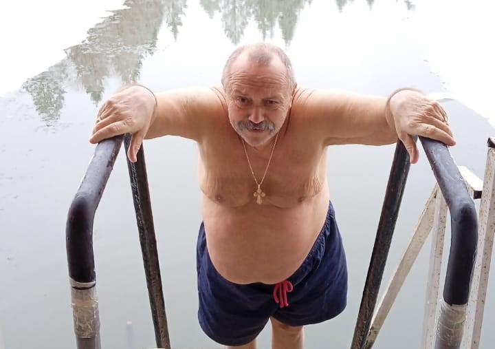 Чемпион мира по зимнему плаванию закаливается в Тимирязевском