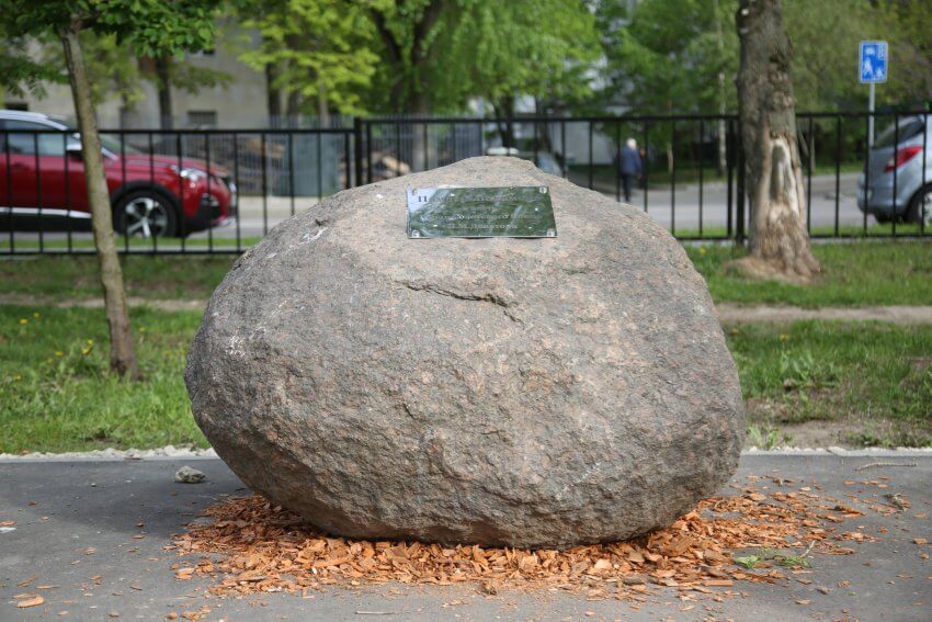 Мемориальный камень в честь Льва Доватора установили на Базовской