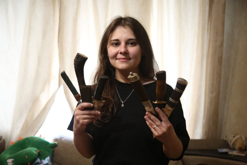 Дизайнер из Коптева орудует на кухне коллекционными ножами