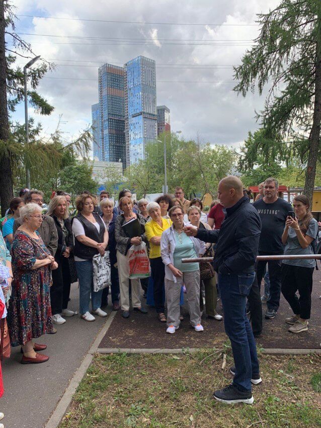 Андрей Медведев по просьбе жителей посетил хостелы в Тимирязевском районе